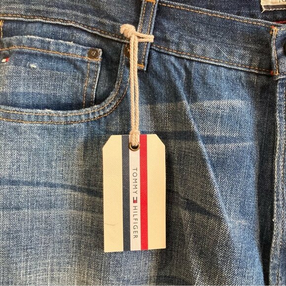 TOMMY HILFIGER Sz 40 x  30 Classic Lightly Distressed Jeans NWT - Picture 4 of 16